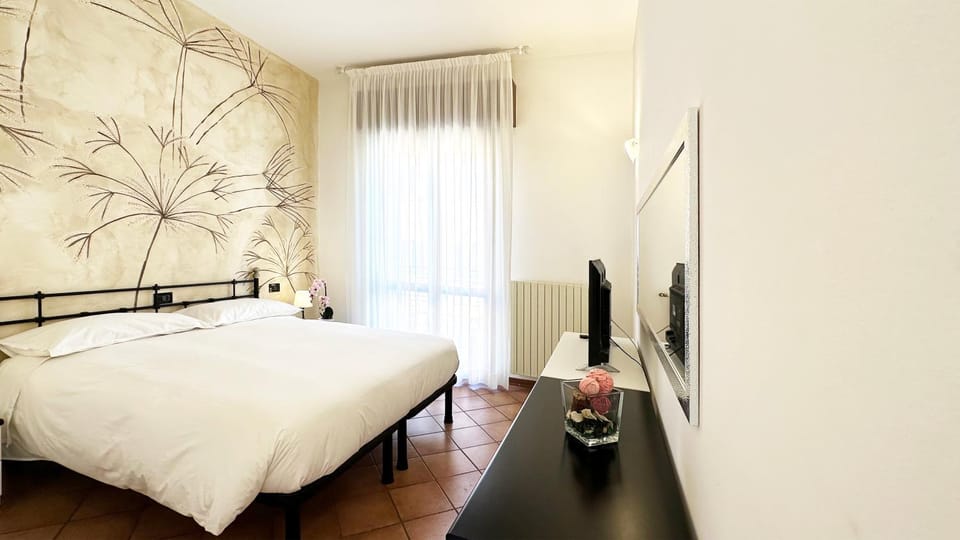 Bed, TV and multimedia, Photo of the whole room, Bedroom, hair dresser
