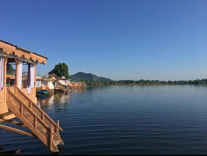 Maharaja palace houseboat Hotel in India