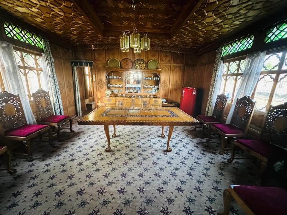 Maharaja palace houseboat Hotel in India
