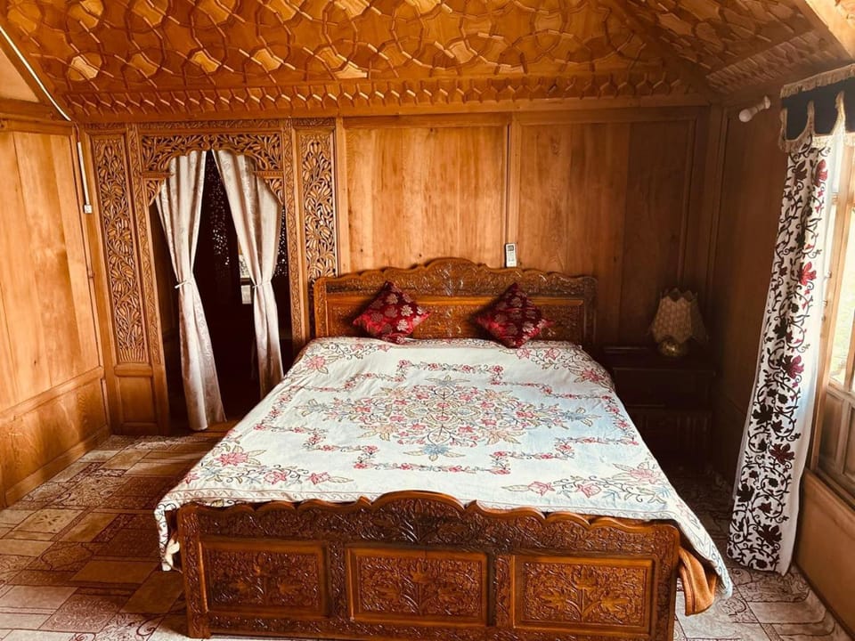 Maharaja palace houseboat Hotel in India