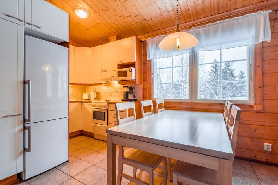 Kitchen or kitchenette, Dining area, dishwasher, oven, pet friendly, stove