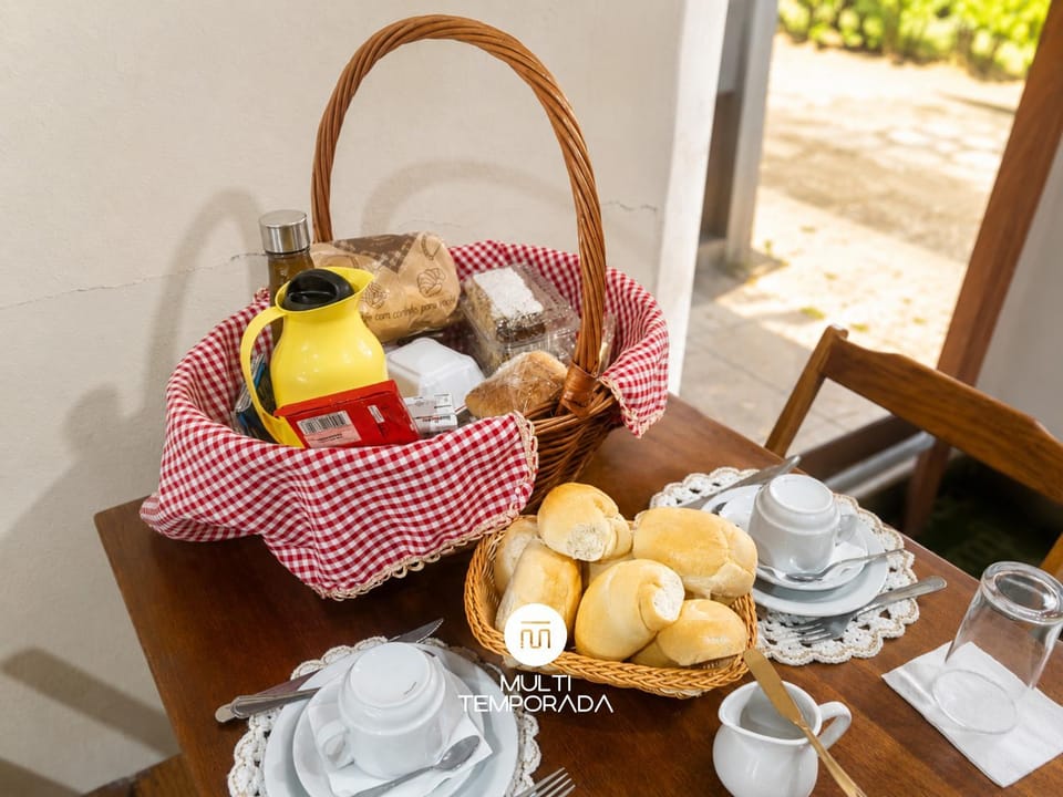 Food and drinks, Food, Breakfast, Continental breakfast
