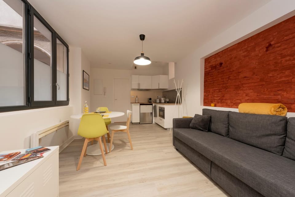Bathroom, Coffee/tea facilities, Kitchen or kitchenette, Living room, Seating area