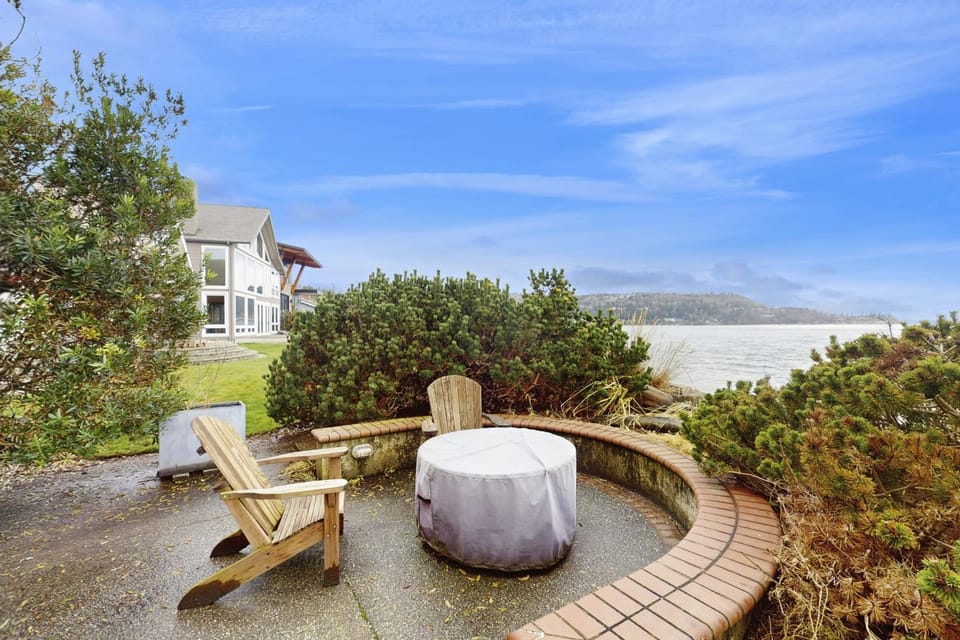 Camano Island Waterfront Modern Splendor House in Camano Island