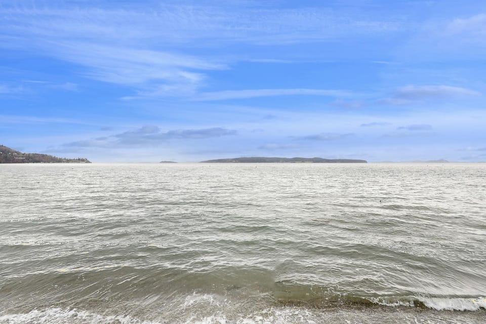 Camano Island Waterfront Modern Splendor House in Camano Island