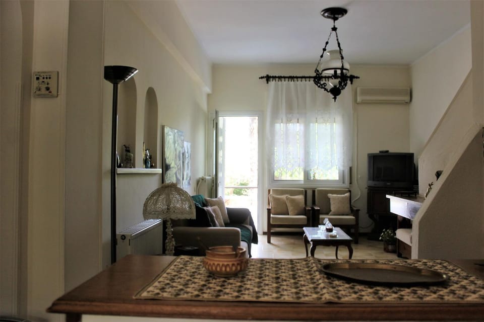 TV and multimedia, Living room, Photo of the whole room, Seating area, air conditioner