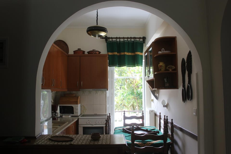 Kitchen or kitchenette, Dining area, minibar