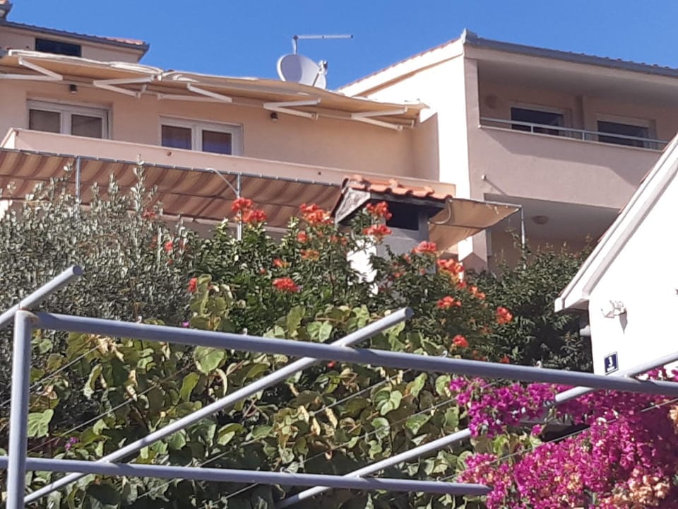 Apartments Bartulić Apartment in Okrug Gornji