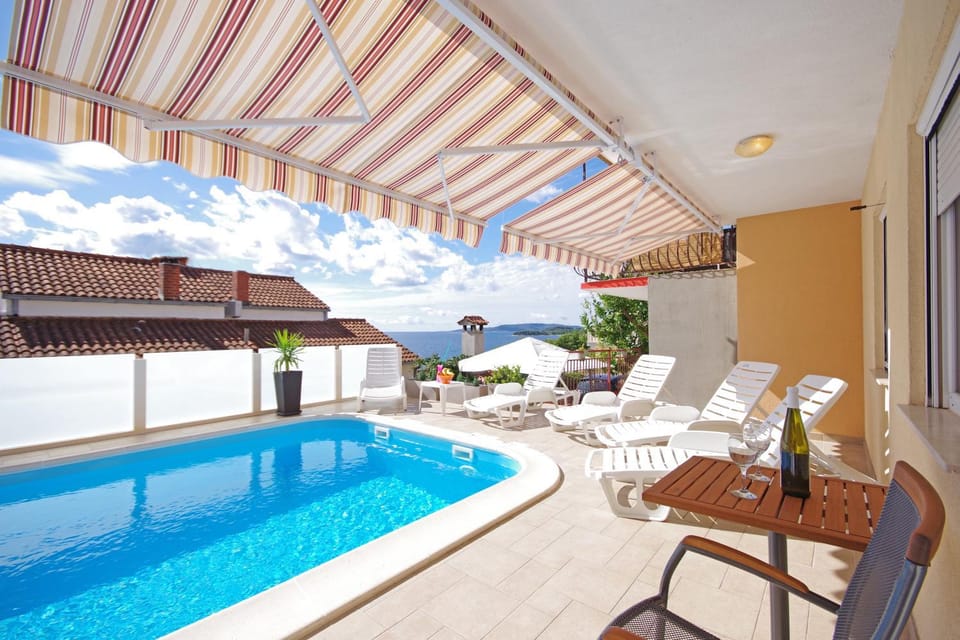 Apartments Bartulić Apartment in Okrug Gornji