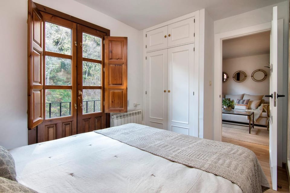 Bed, Photo of the whole room, wardrobe