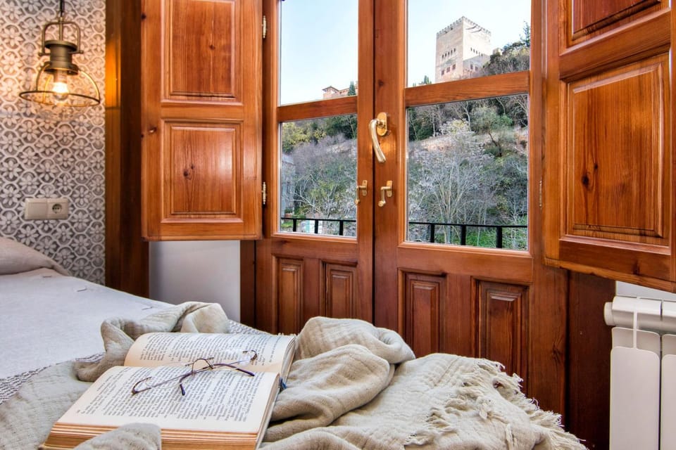 Bed, Natural landscape, Photo of the whole room, Landmark view