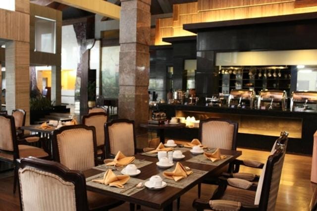 Restaurant/places to eat, Buffet breakfast