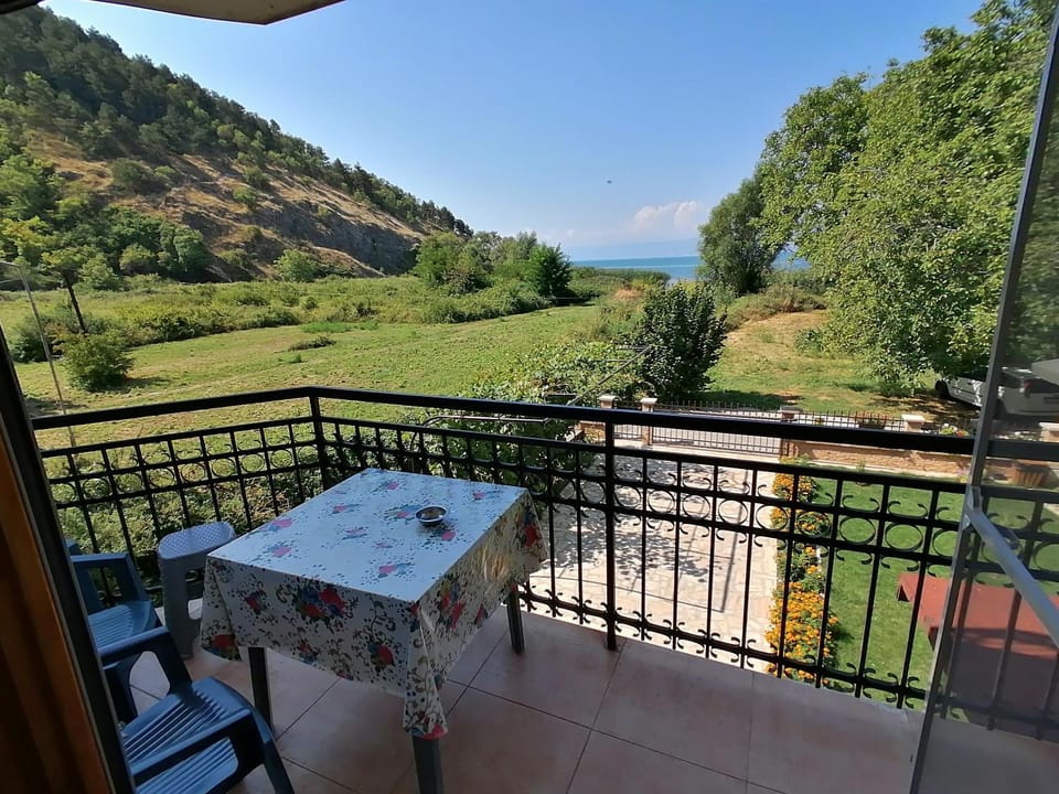 Balcony/Terrace, Lake view, Mountain view