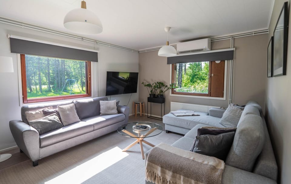 Communal lounge/ TV room, TV and multimedia, Living room, Seating area, Evening entertainment, fireplace, air conditioner