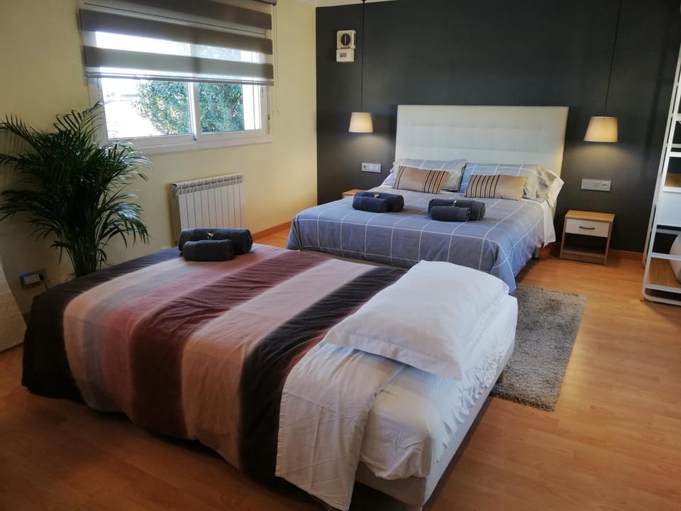 Bed, Photo of the whole room, Decorative detail, Bedroom
