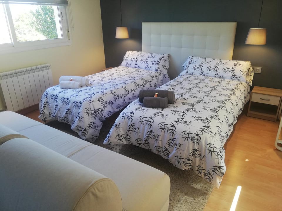 Bed, Photo of the whole room, Bedroom