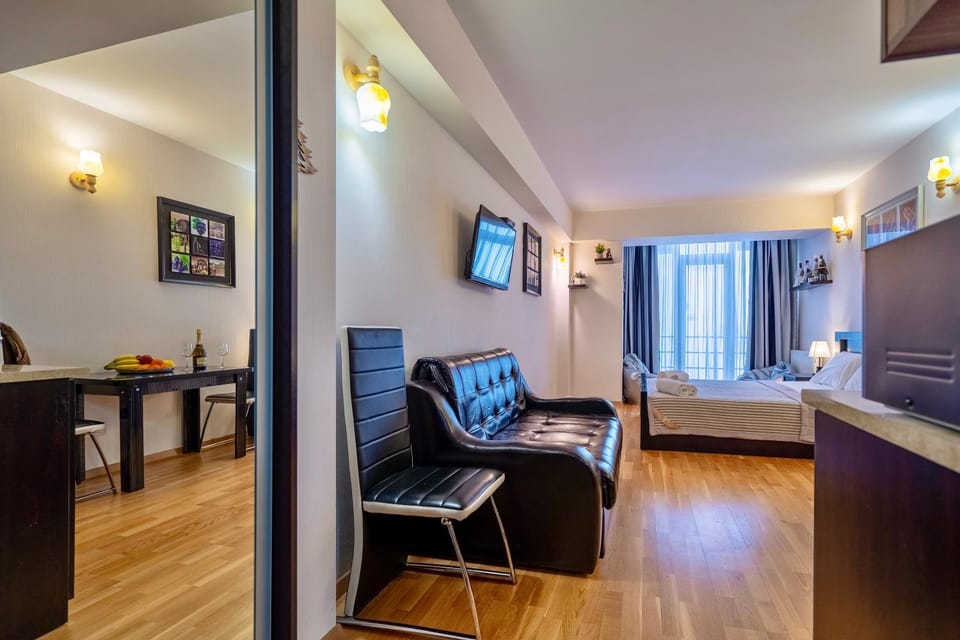 Bed, TV and multimedia, Seating area, Bedroom