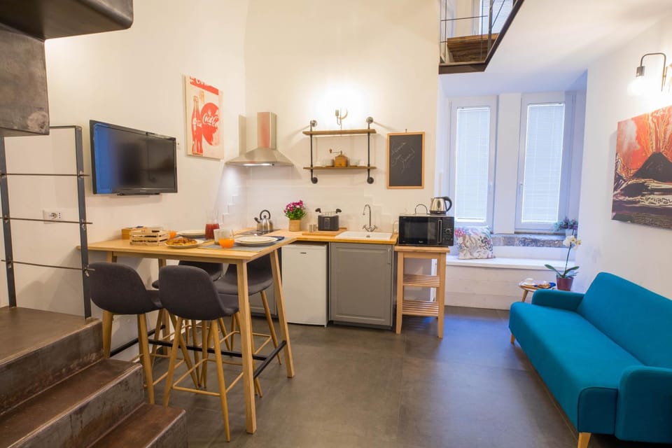 Coffee/tea facilities, Kitchen or kitchenette, Living room, Seating area, Dining area