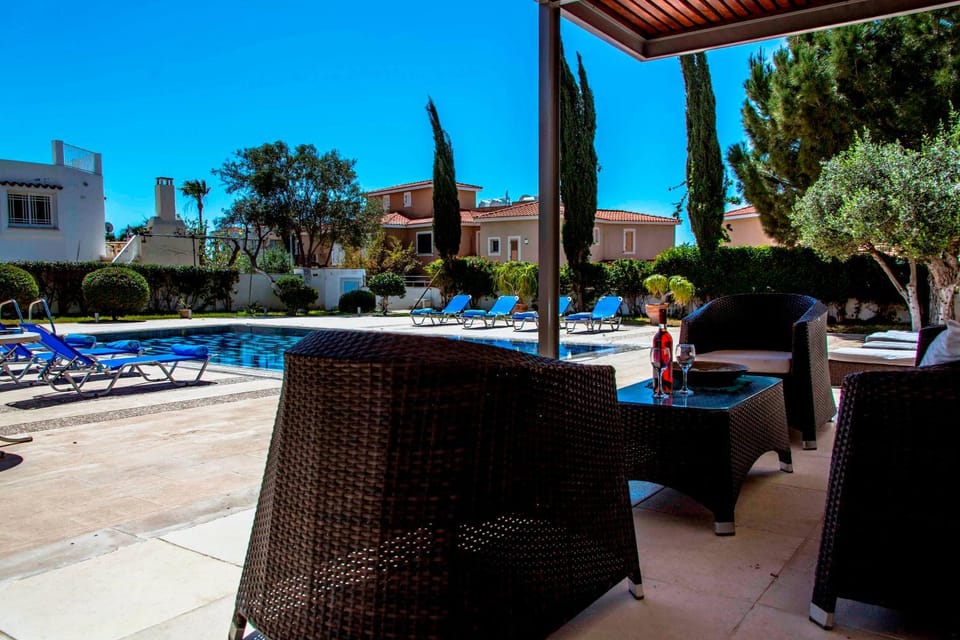 6 bdr villa with TENNIS COURT Villa in Paphos