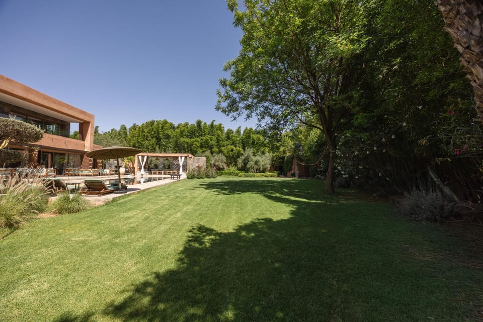 Property building, Spring, Day, Natural landscape, Garden, Garden view