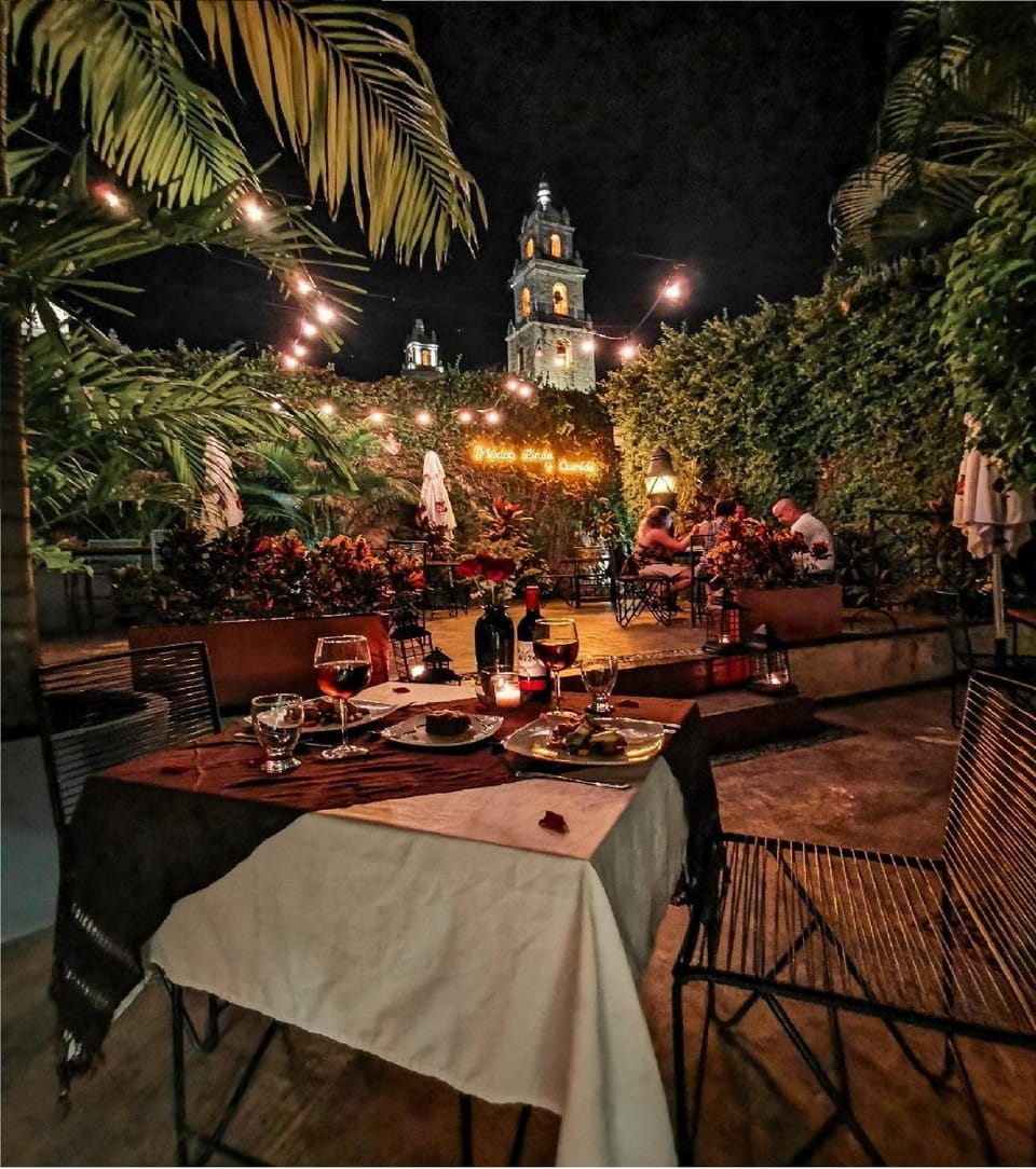 Patio, Restaurant/places to eat, Off site, People, Balcony/Terrace, Dinner