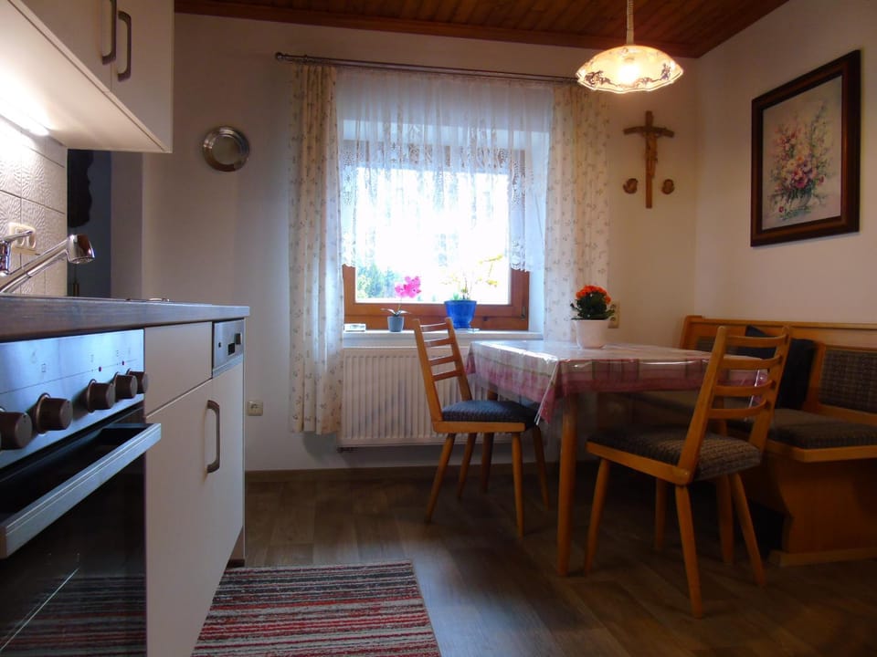Kitchen or kitchenette, Seating area, Dining area