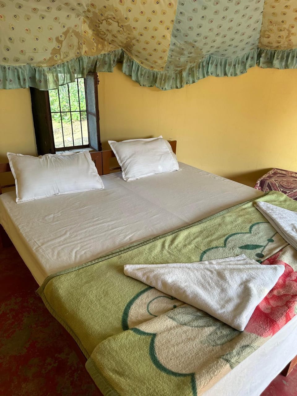 Bed, Bedroom, towels