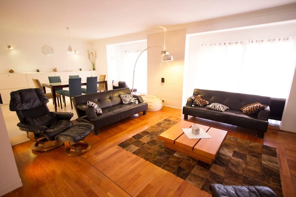 Living room, Photo of the whole room, Decorative detail, Seating area, Floor plan, Dining area