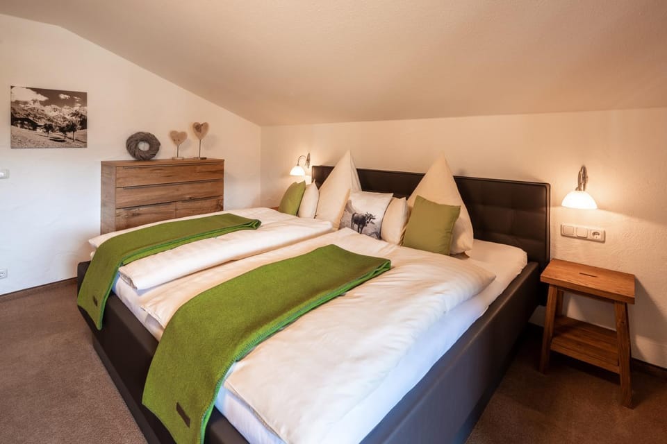 Garden, Balcony/Terrace, Photo of the whole room, Decorative detail, Decorative detail, Seating area, Bedroom, Garden view, Garden view, Landmark view, Mountain view, Mountain view, Certificate/Award, Certificate/Award, Certificate/Award