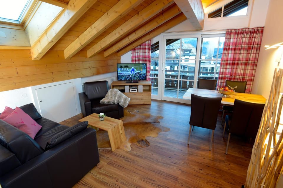 Nearby landmark, Restaurant/places to eat, Neighbourhood, Coffee/tea facilities, Balcony/Terrace, Balcony/Terrace, Living room, Other, Other, Other, Photo of the whole room, Decorative detail, Decorative detail, Seating area, Dining area, Garden view, Mountain view, Certificate/Award, Certificate/Award, Certificate/Award, Family, Family, Family