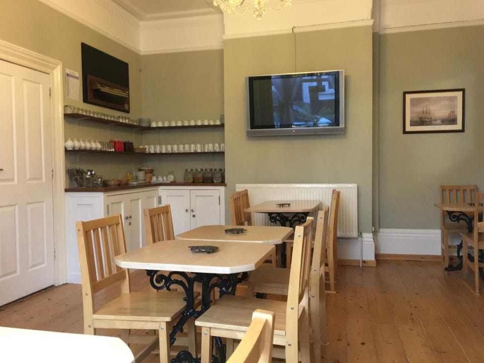 TV and multimedia, Coffee/tea facilities, Dining area, Street view, Breakfast, Continental breakfast, English/Irish breakfast