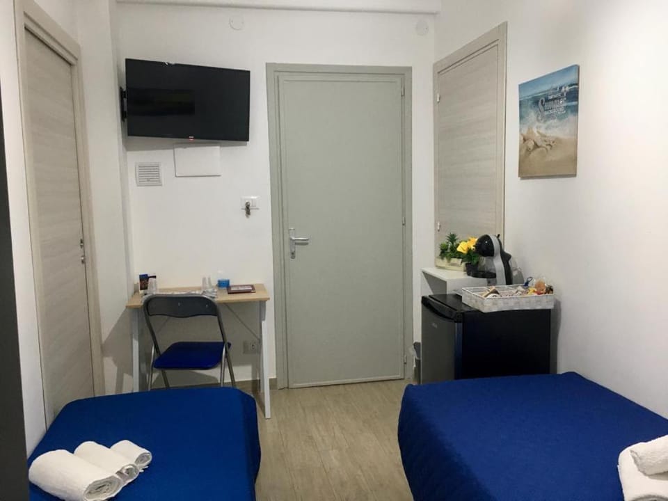 Bed, TV and multimedia, Photo of the whole room, Bedroom, hair dresser, towels
