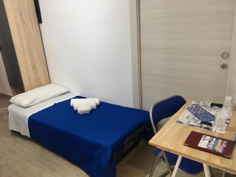 Bed, Photo of the whole room, Bedroom, hair dresser, towels