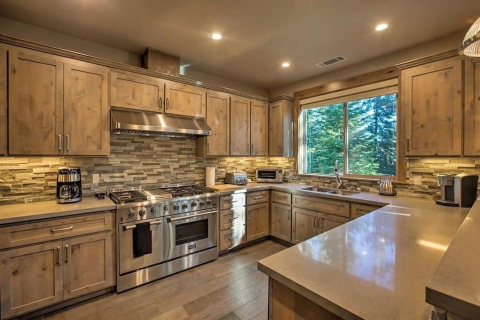Luxury Tahoe Truckee Retreat Hot Tub, Chef Kitchen, Game Room, BBQ & EV Charger House in Truckee