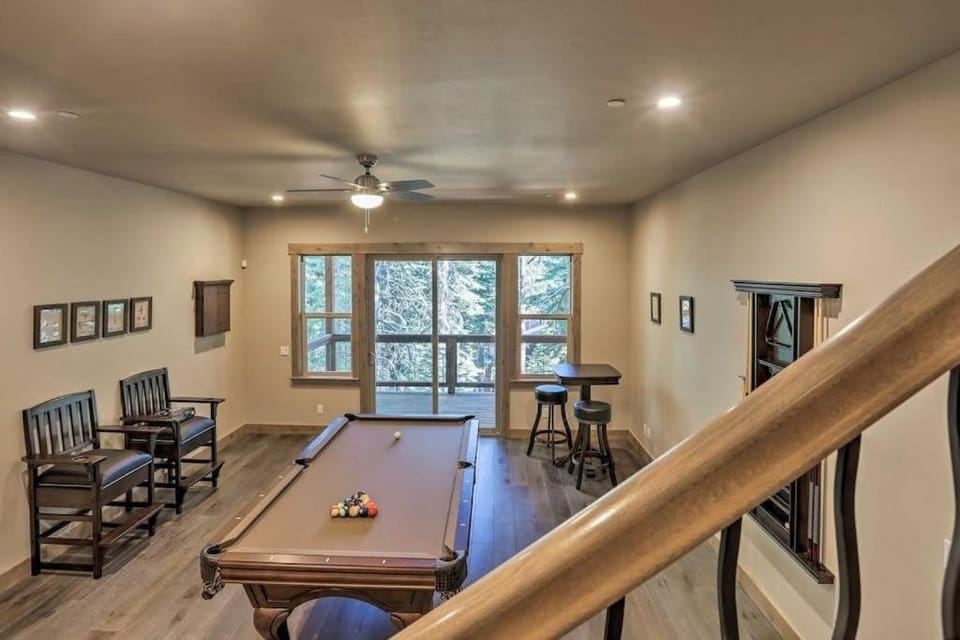 Luxury Tahoe Truckee Retreat Hot Tub, Chef Kitchen, Game Room, BBQ & EV Charger House in Truckee