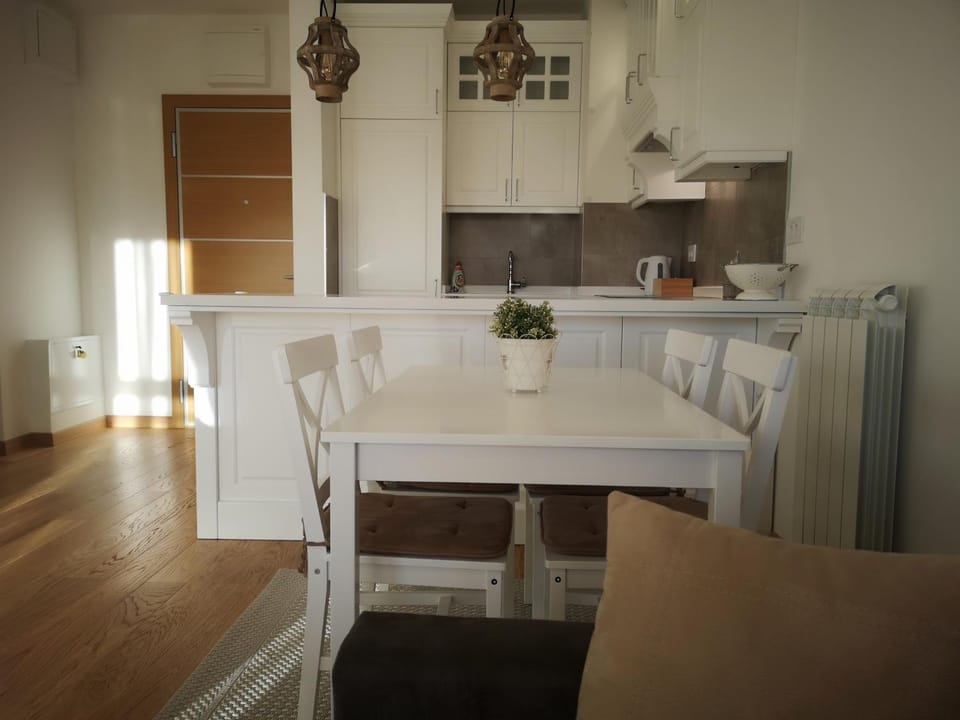 Kitchen or kitchenette, Dining area