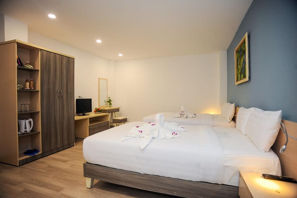 Bed, TV and multimedia, Photo of the whole room, Bedroom, towels, wardrobe