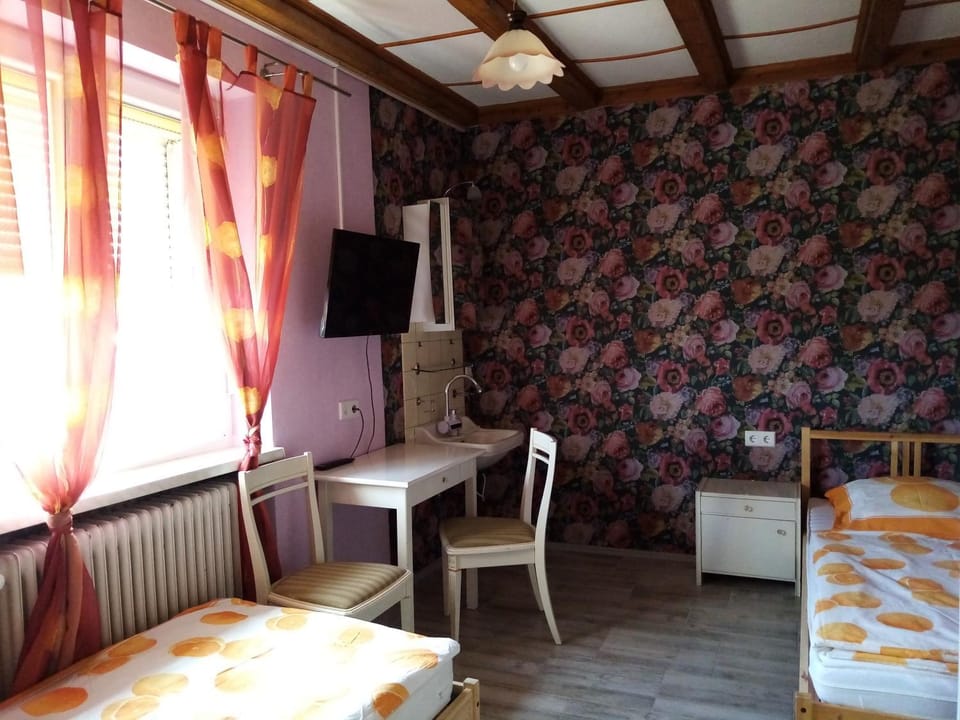 Photo of the whole room, Decorative detail