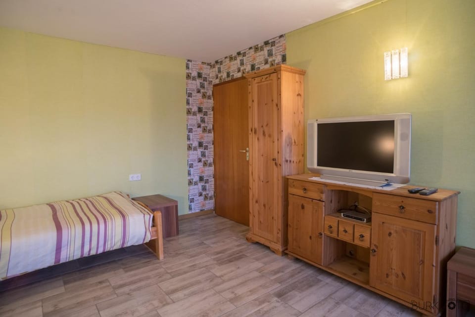 TV and multimedia, Photo of the whole room, Bedroom