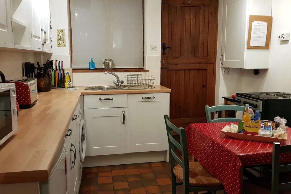 Kitchen or kitchenette, Dining area, Drinks, Non alcoholic drinks