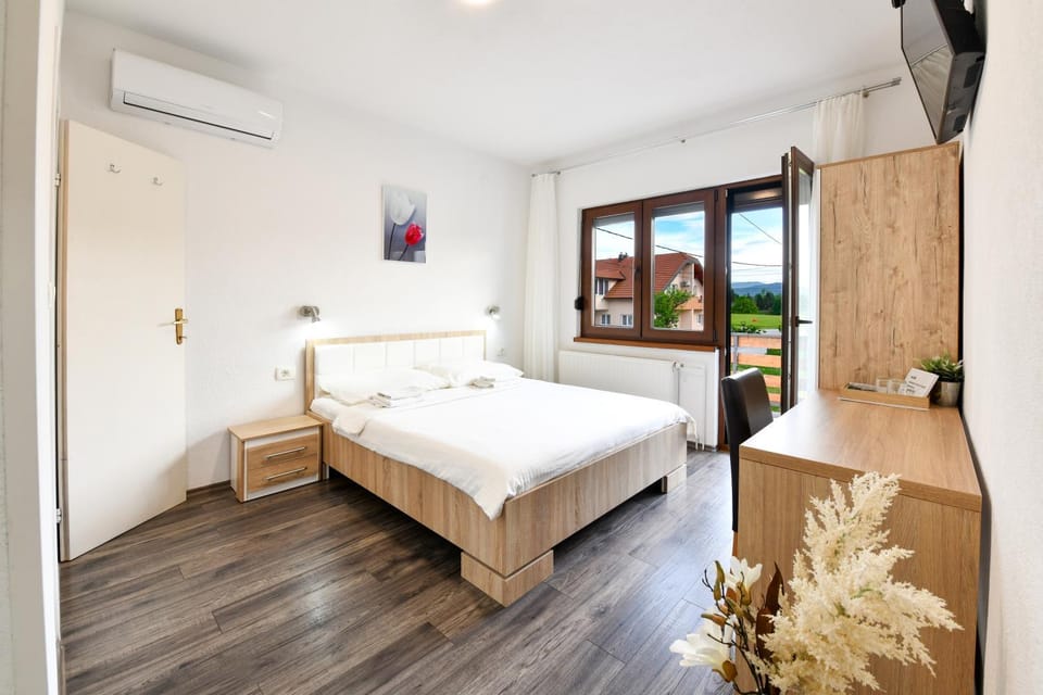 Bed, Natural landscape, TV and multimedia, Balcony/Terrace, Bedroom, Mountain view, air conditioner, air conditioner