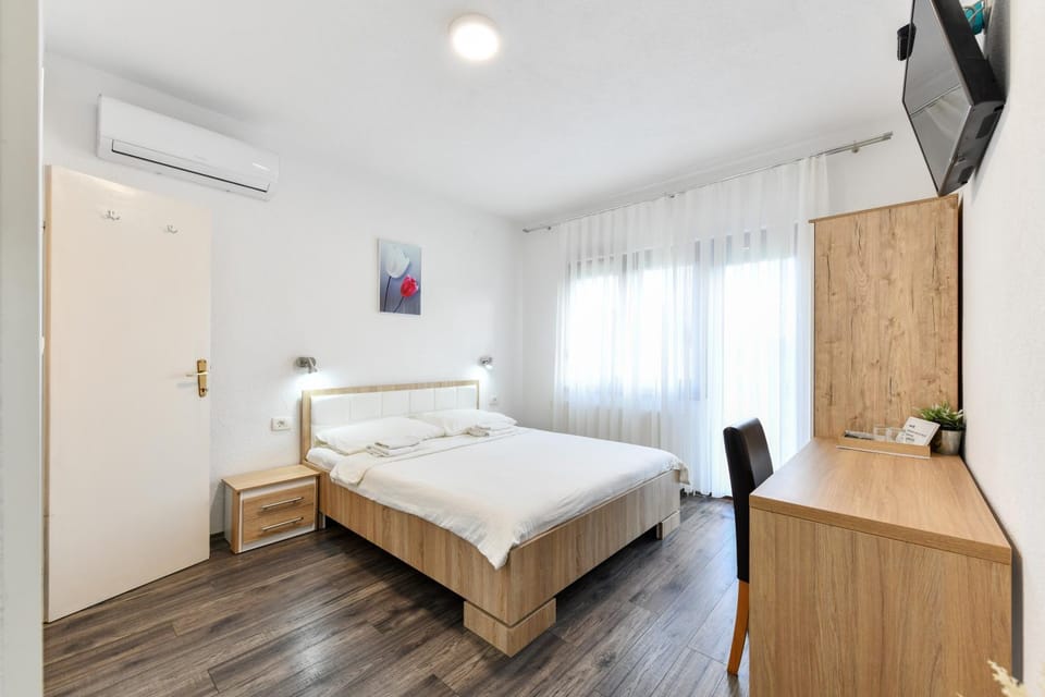 Bed, TV and multimedia, Bedroom, wardrobe, air conditioner, air conditioner