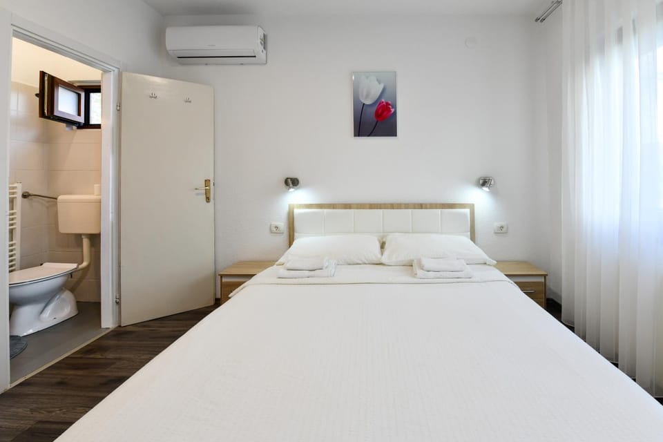 Toilet, Bed, Bathroom, Bedroom, towels, air conditioner