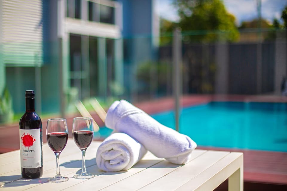Day, Pool view, Swimming pool, Swimming pool, Drinks, sunbed, towels
