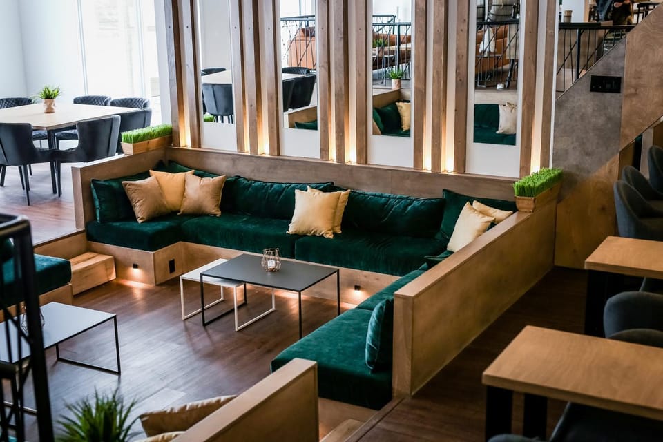 Restaurant/places to eat, Business facilities, Seating area