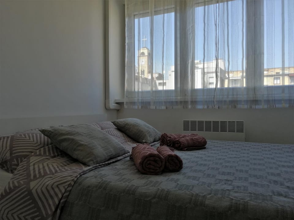 Nearby landmark, Bed, Day
