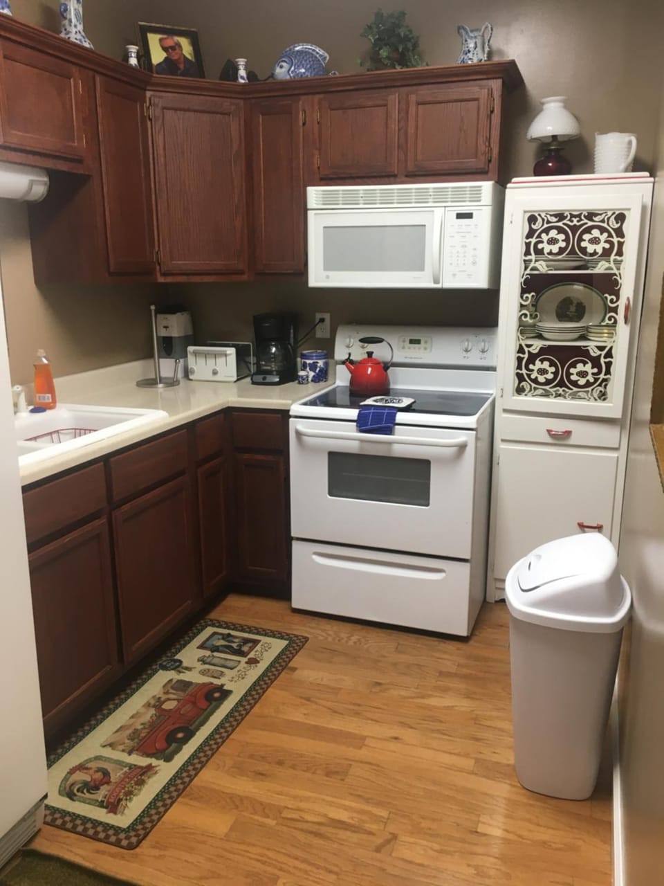 Kitchen or kitchenette, oven, stove