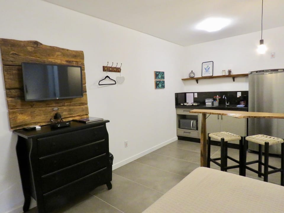 TV and multimedia, Kitchen or kitchenette, Dining area, oven, stove