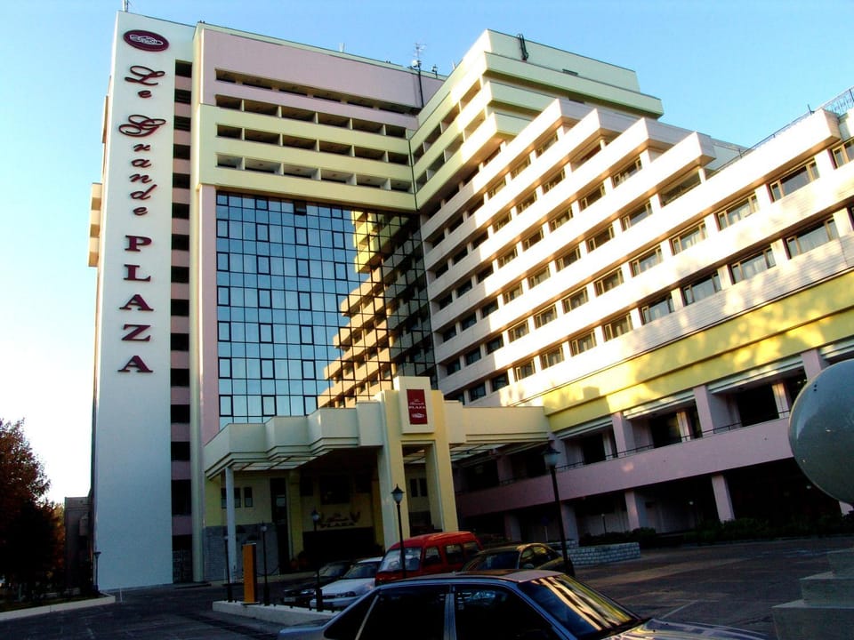 Property building, Facade/entrance, Day