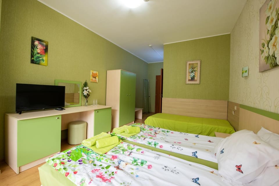 Bed, TV and multimedia, Photo of the whole room, Bedroom